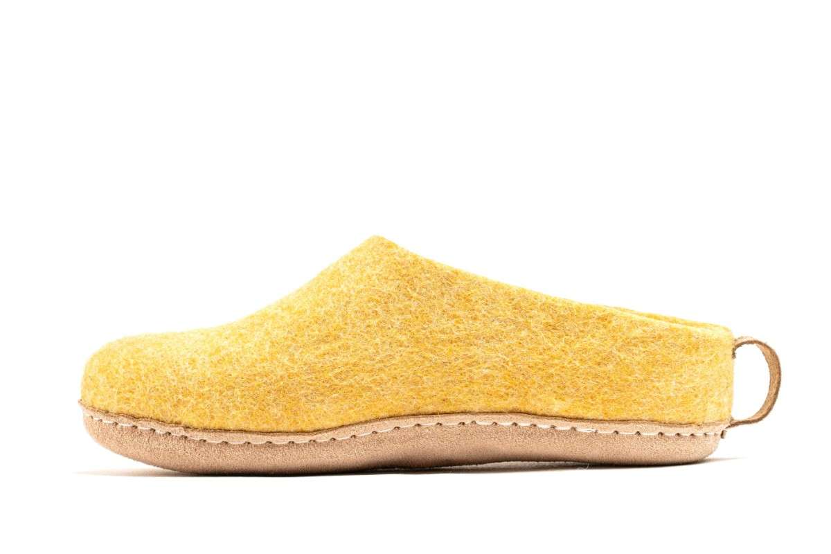 Offene Pantoletten mit Lederfußbett - Senf