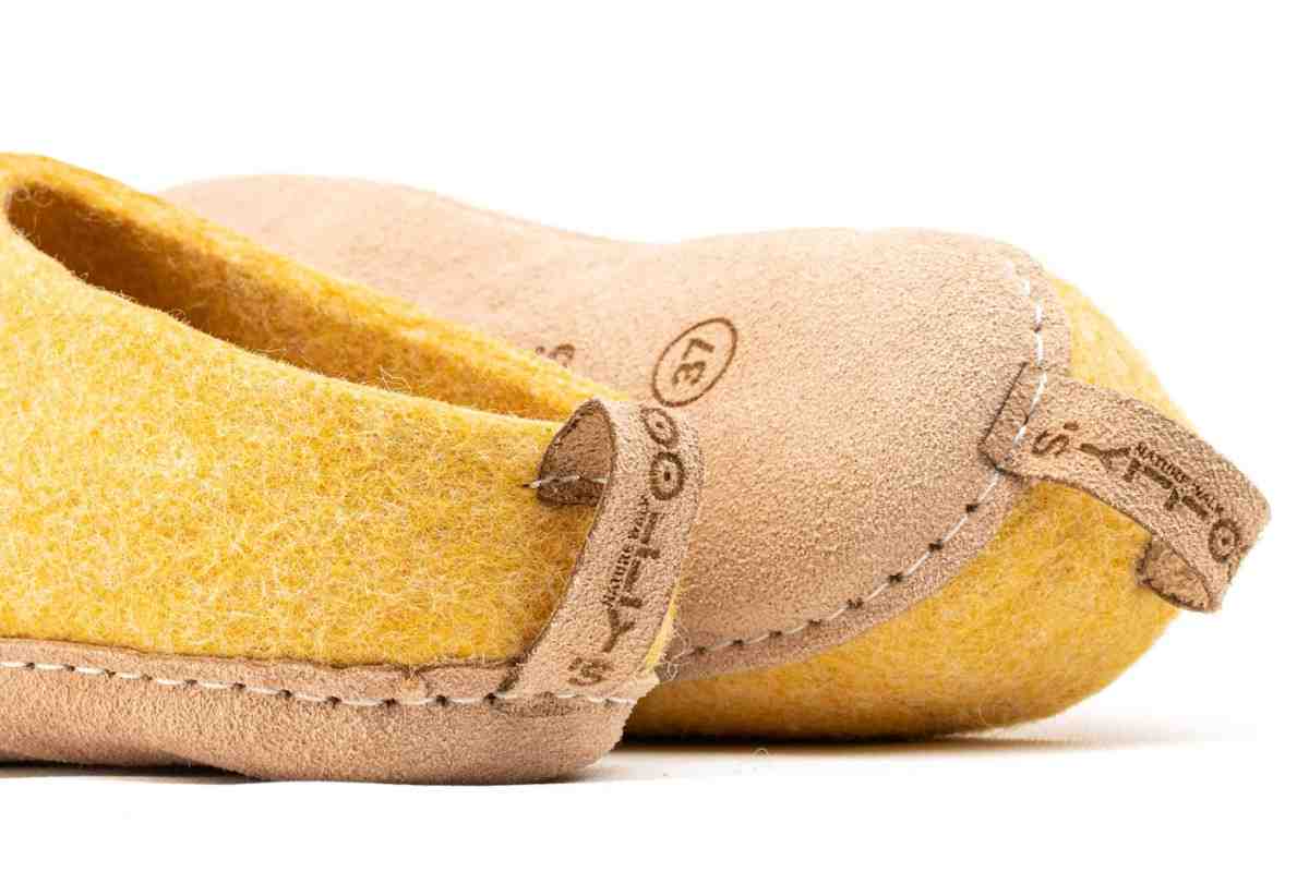 Offene Pantoletten mit Lederfußbett - Senf